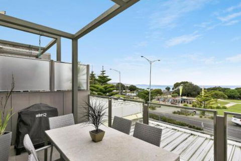 WATERFRONT TWO Position Perfect NEW LISTING 2019 - Sydneys Hotel 3