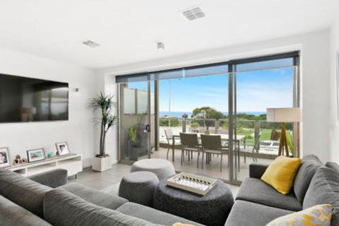 WATERFRONT TWO Position Perfect NEW LISTING 2019 - Sydneys Hotel 4
