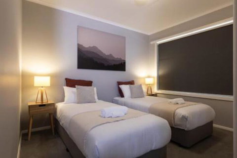 Mrs Brightside - Sydneys Hotel 2