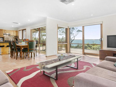 VIEWS At MCCRAE..... - Sydneys Hotel 1