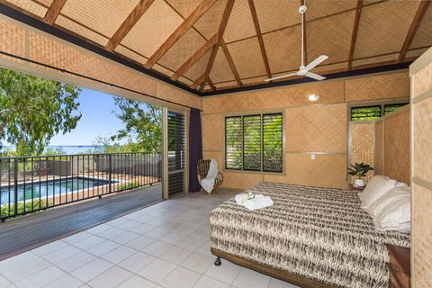 Absolute Beachfront - Sydneys Hotel 4