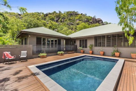 Absolute Beachfront - Sydneys Hotel 0