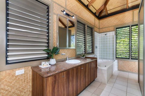 Absolute Beachfront - Sydneys Hotel 7