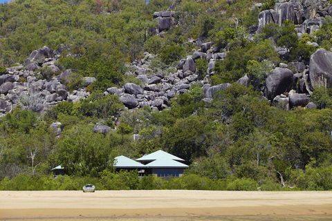 Absolute Beachfront - Sydneys Hotel 1
