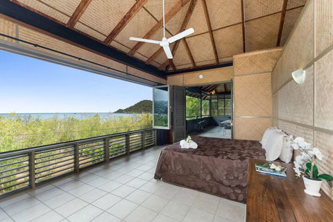 Absolute Beachfront - Sydneys Hotel 3