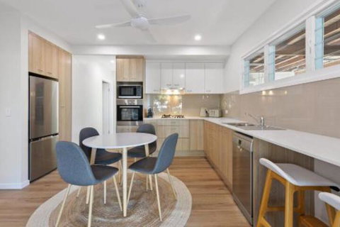 Day Dreaming - Sydneys Hotel 4