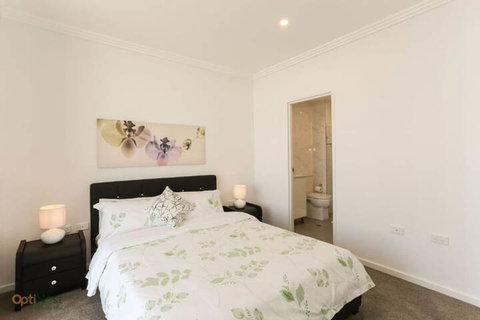Modern, Spacious Apt@liverpool With Incredible Views - Sydneys Hotel 6