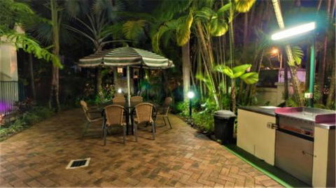 A Taste Of The Tropics - Sydneys Hotel 6