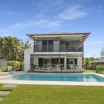 WATERFRONT HOME BORDERING MOOLOOLABA - Sydneys Hotel 0