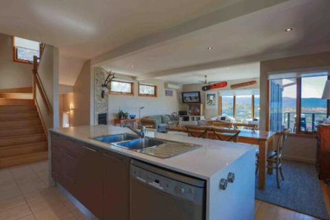 Snowy Mountains Townhouse - Sydneys Hotel 2