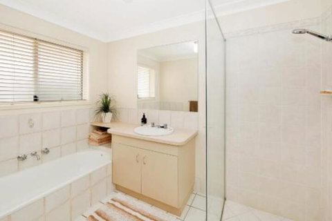 Hook Wine & Sinker Hervey Bay - Sydneys Hotel 6