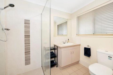 Hook Wine & Sinker Hervey Bay - Sydneys Hotel 7