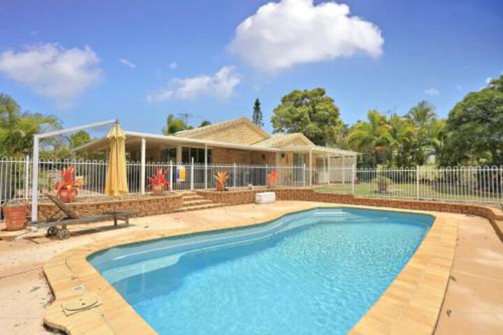 Nikenbah QLD Sydneys Hotel