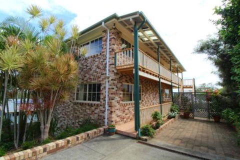 Amzaz 15 Korogora Street - Sydneys Hotel 2