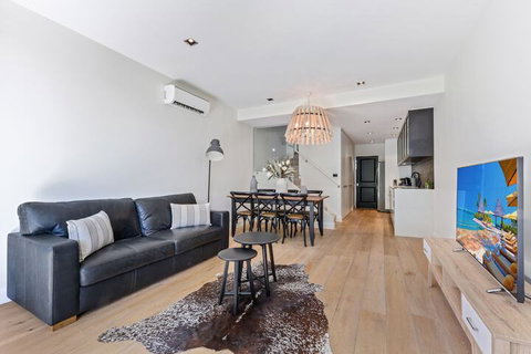 HomeHotel High End 3 Bedroom Terrace With Parking - Sydneys Hotel 3