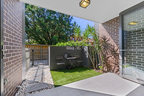 HomeHotel High End 3 Bedroom Terrace With Parking - Sydneys Hotel 6