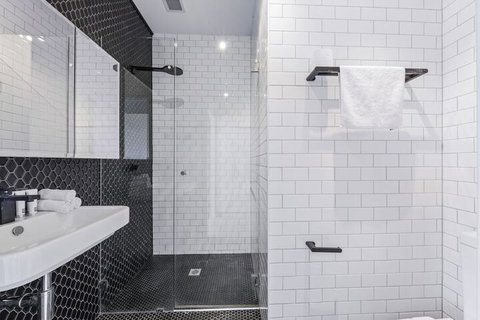 HomeHotel High End 3 Bedroom Terrace With Parking - Sydneys Hotel 1