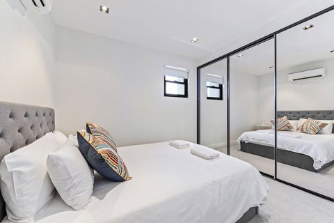 HomeHotel High End 3 Bedroom Terrace With Parking - Sydneys Hotel 2