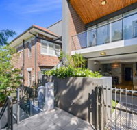 HomeHotel High End 3 Bedroom Terrace with Parking - Sydneys Hotel