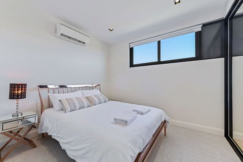 HomeHotel High End 3 Bedroom Terrace With Parking - Sydneys Hotel 4