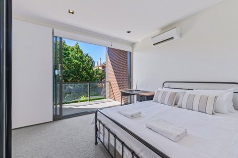 HomeHotel High End 3 Bedroom Terrace With Parking - Sydneys Hotel 5