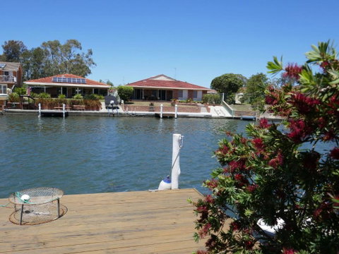Waterfront Haven With Jetty Mooring & WiFI - Sydneys Hotel 3