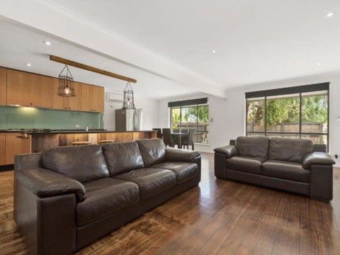 Family Foreshore Favourite - Sydneys Hotel 5