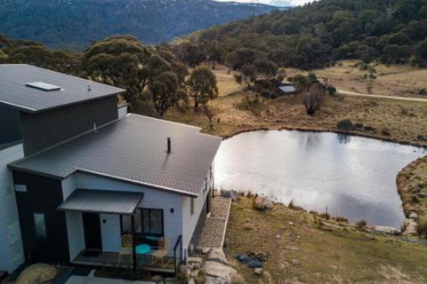 Chloes Chalet - Sydneys Hotel 0