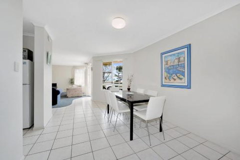 Bikinis & Martinis At Points North - Sydneys Hotel 0