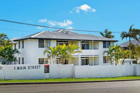 WAVES On MAIN 4 / 1 MAIN STREET - Sydneys Hotel 4