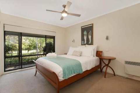 Alpine Streamside - Sydneys Hotel 0