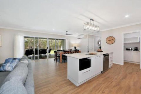 Hamptons At The Point - Sydneys Hotel 4