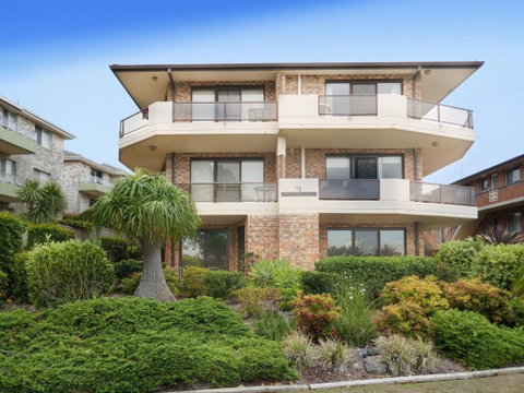 Renas Court 2 - Sydneys Hotel 1