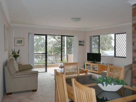 Renas Court 2 - Sydneys Hotel 2