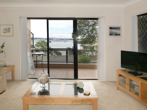 Renas Court 2 - Sydneys Hotel 6
