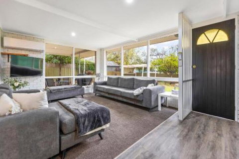 White On Wright Clare - Sydneys Hotel 5