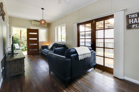 A Reel Teal - Sydneys Hotel 6