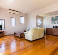 Beach House on Katherine Circuit - Sydneys Hotel