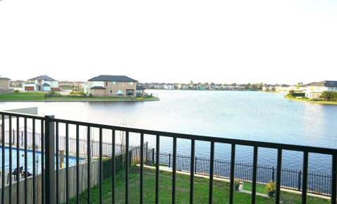 Waterfront Villa In Sanctuary Lakes - Sydneys Hotel 2