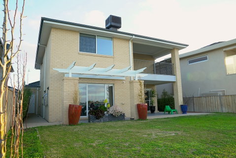 Waterfront Villa In Sanctuary Lakes - Sydneys Hotel 0