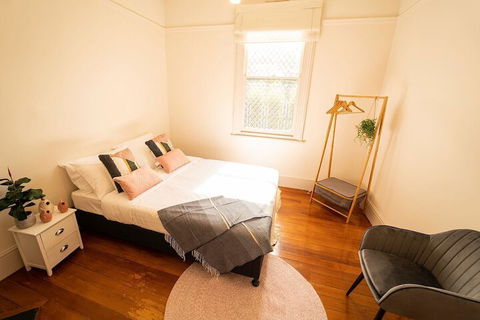 96 New Town Unit - Sydneys Hotel 1