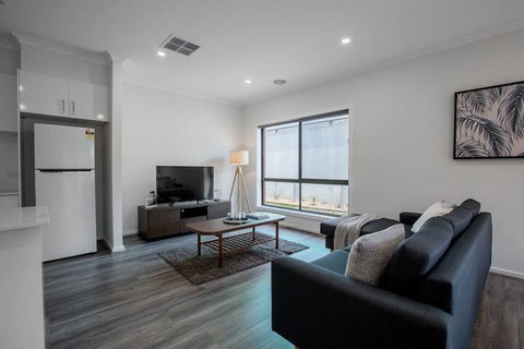 Comfy And Warm Home In Point Cook - Sydneys Hotel 5