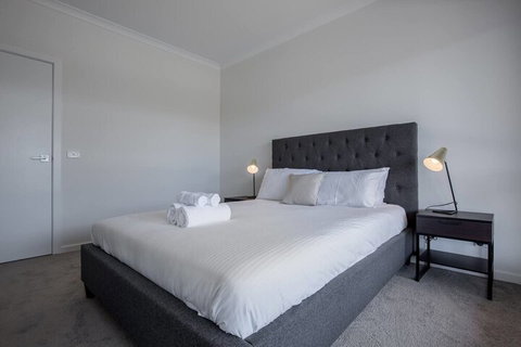 Comfy And Warm Home In Point Cook - Sydneys Hotel 1