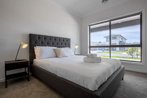 Comfy And Warm Home In Point Cook - Sydneys Hotel 4