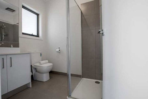 Comfy And Warm Home In Point Cook - Sydneys Hotel 6