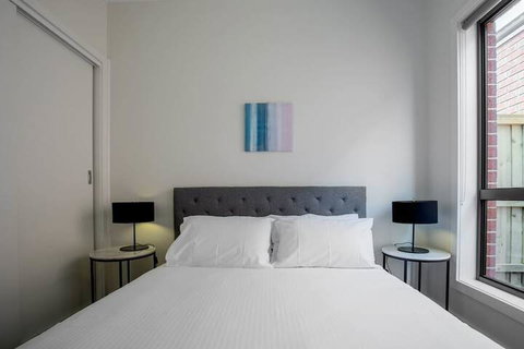 Comfy And Warm Home In Point Cook - Sydneys Hotel 7