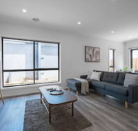 Comfy And Warm Home In Point Cook - Sydneys Hotel