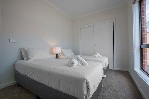 Comfy And Warm Home In Point Cook - Sydneys Hotel 3