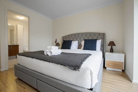 Lightful Charming House With Free Parking - Sydneys Hotel 5
