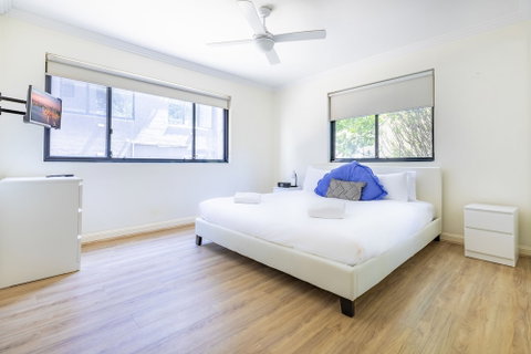 Perfectly Located Apt Rooftop Pool & Spa - Sydneys Hotel 1